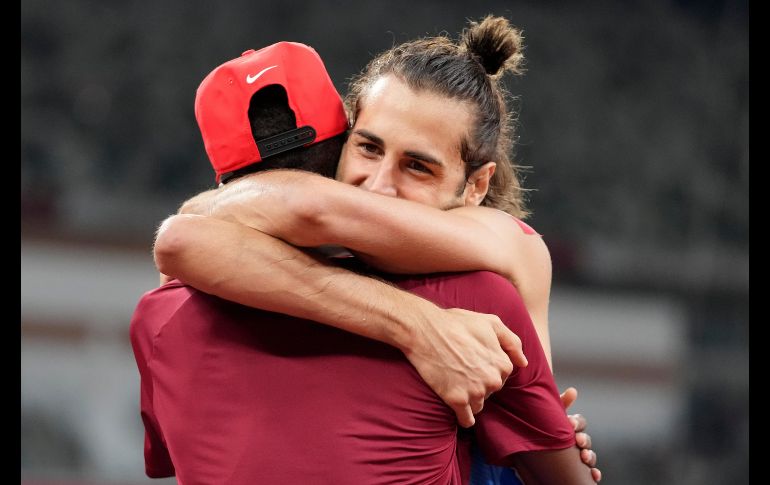 Los dos amigos se miraron, se estrecharon la mano y celebraron juntos el triunfo. AP