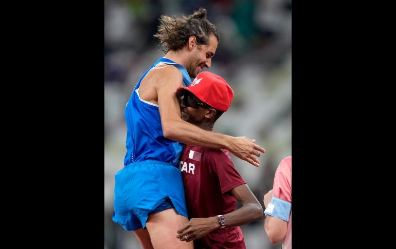 Los dos amigos se miraron, se estrecharon la mano y celebraron juntos el triunfo. AP