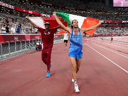 Los dos amigos se miraron, se estrecharon la mano y celebraron juntos el triunfo. AFP