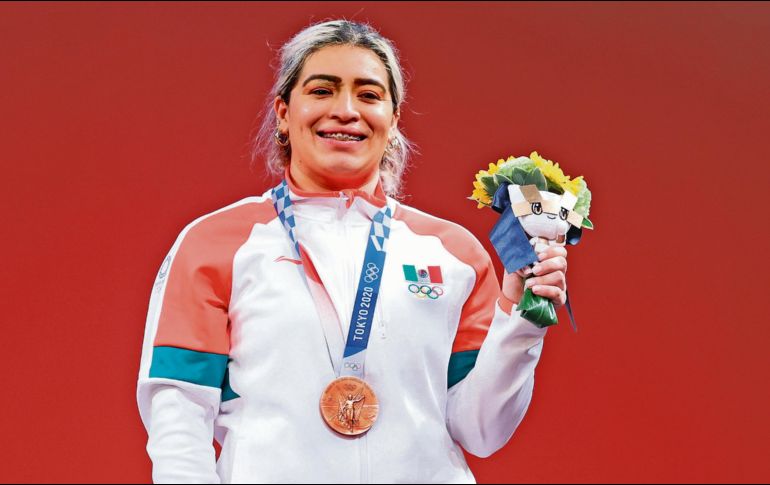 EMOCIONADA. La halterista Aremi Fuentes consiguió la tercera presea para la delegación mexicana y cerró un podio de puras representantes del continente americano. XINHUA