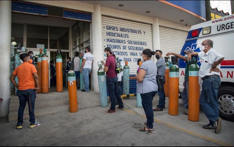 Personas hacen fila para comprar oxígeno debido al incremento de casos de COVID-19 en el municipio de Tehuantepec, Oaxaca. EFE/Luis Villalobos. EFE/L. Villalobos