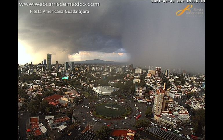 Las imágenes muestran las nubes de la tormenta ingresar desde dos frentes, ayer en Guadalajara. ESPECIAL/Webcams de México