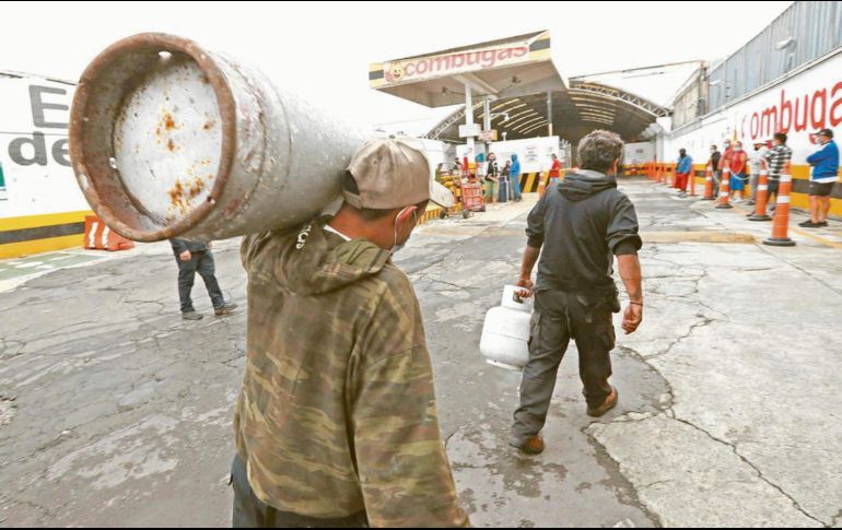 Ciudadanos acuden con normalidad a llenar sus tanques de gas. SUN/J. Boites