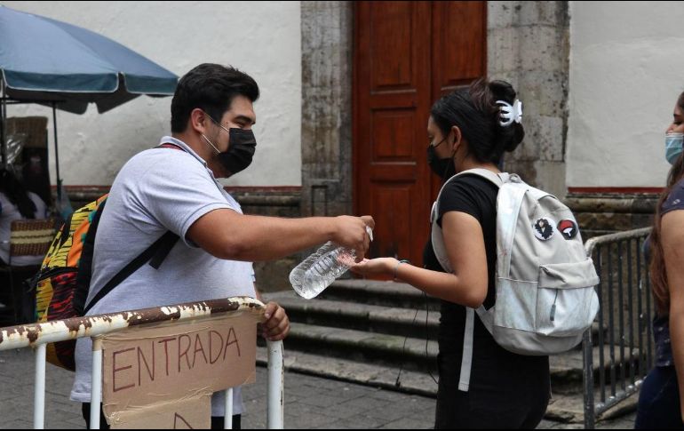 Autoridades municipales aclararon que no hay restricción de aforo, pues sólo se está tomando la temperatura y aplicando gel antibacterial. ESPECIAL/Ayuntamiento de Guadalajara