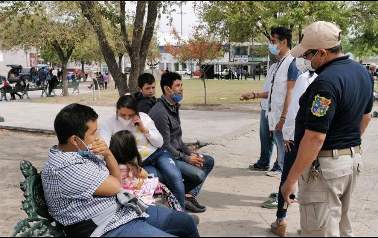Migrantes centroamericanos hablan con autoridades en una plaza pública en Reynosa, Tamaulipas. EFE/ARCHIVO