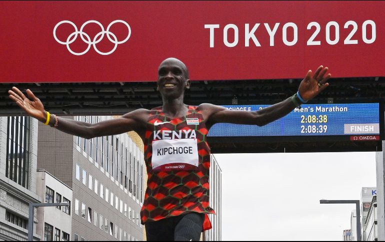 Eliud Kipchoge es el tercer atleta con múltiples medallas de oro en el maratón varonil, al lado de Abebe Bikila (1960, '64) y Waldemar Cierpinski ('76, '80). AFP/C. Triballeau