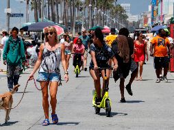 Personas caminan en Los Ángeles, California. Según el censo,  los estados con la población más diversa son Hawaii y California. EFE/EPA/C. Brehman