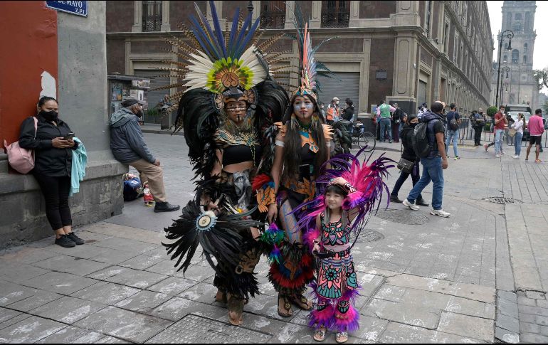 Orgullo. Familias enteras participan para mantener vivo el espíritu original de México. AFP/A. Estrella