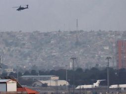 Un helicóptero militar estadounidense Black Hawk sobrevuela el Aeropuerto Internacional Hamid Karzai, de Kabul. EFE