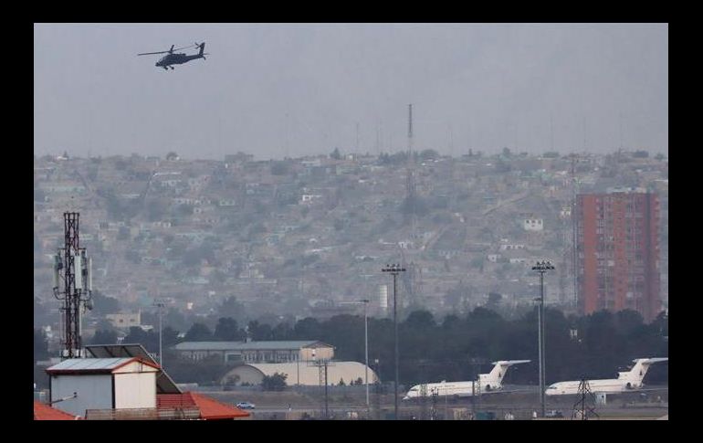 Un helicóptero militar estadounidense Black Hawk sobrevuela el Aeropuerto Internacional Hamid Karzai, de Kabul. EFE
