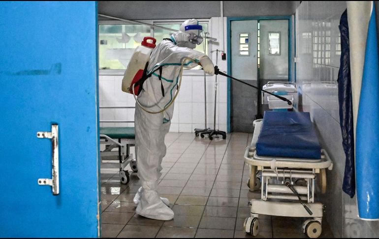 Un trabajador desinfecta las instalaciones de un hospital en Abiyán, donde estuvo la paciente contagiada de ébola. AFP/S.Kambou