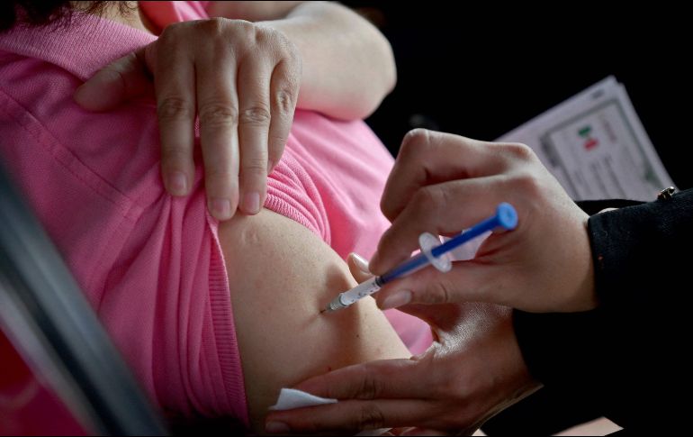 México, con 126 millones de habitantes, empezó a aplicar las inmunizaciones contra el COVID-19 en diciembre pasado. AFP / ARCHIVO