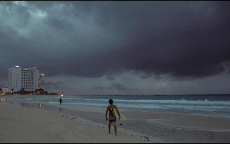El organismo prevé que el huracán se fortalezca aún más antes de que su centro alcance el este de México. AP / ARCHIVO