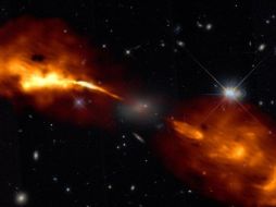 Un agujero negro supermasivo en el centro de una galaxia dispara chorros de material a través del espacio.