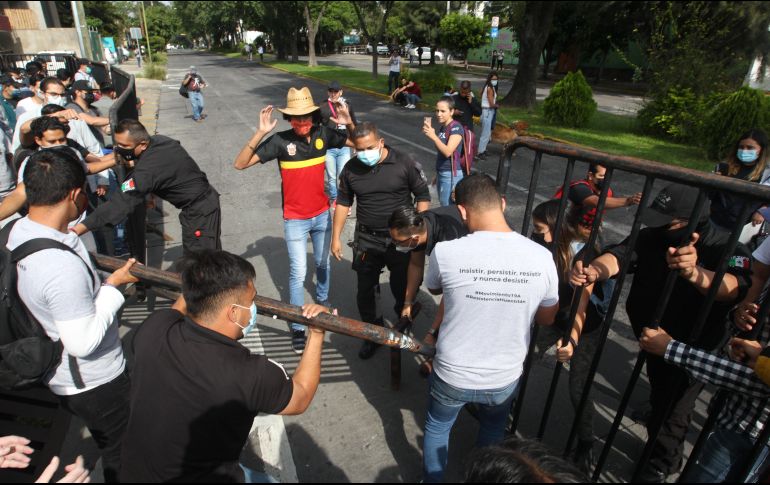 Los manifestantes fueron recibidos por una Casa Jalisco cercada con vallas por todas sus calles colindantes. EL INFORMADOR / A. Camacho