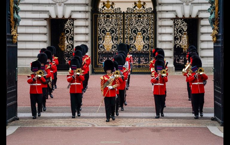 Este lunes, los soldados de las Guardias de Coldstream marcharon desde sus cuarteles en Londres hasta el hogar de la reina Isabel II para montar la guardia. AP/A. Pezzali