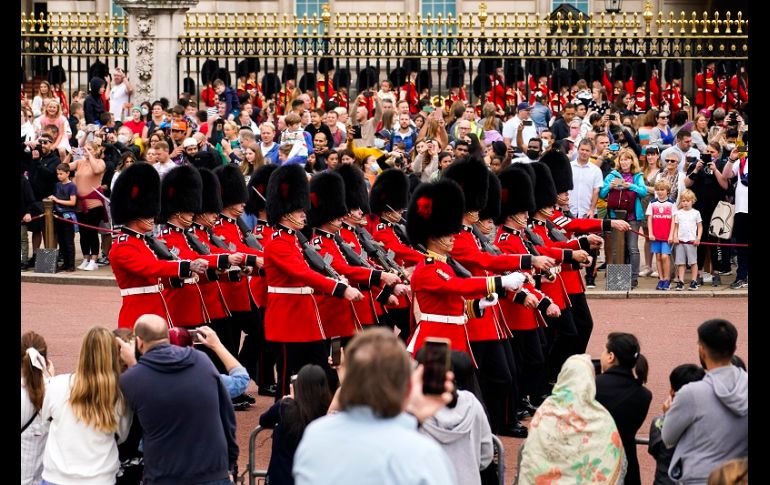 Este lunes, los soldados de las Guardias de Coldstream marcharon desde sus cuarteles en Londres hasta el hogar de la reina Isabel II para montar la guardia. AP/A. Pezzali