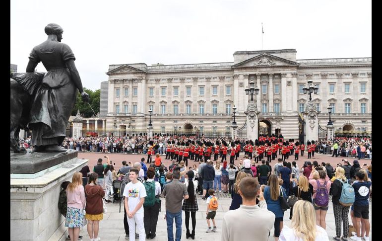 Este lunes, los soldados de las Guardias de Coldstream marcharon desde sus cuarteles en Londres hasta el hogar de la reina Isabel II para montar la guardia. EFE/F. Arrizabalaga