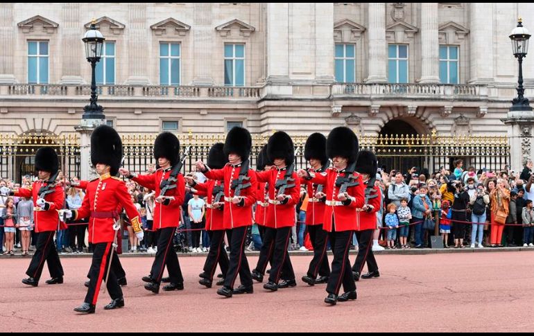 Este lunes, los soldados de las Guardias de Coldstream marcharon desde sus cuarteles en Londres hasta el hogar de la reina Isabel II para montar la guardia. EFE/F. Arrizabalaga