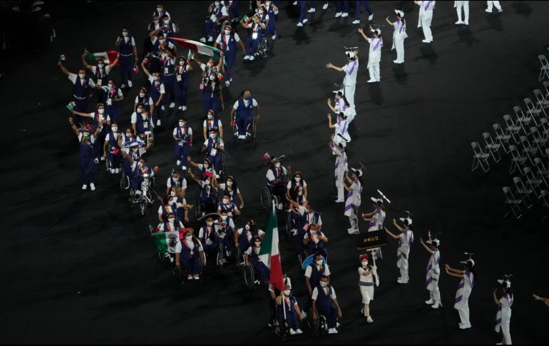 Atletas de México en el desfile de naciones durante la ceremonia de apertura de los Juegos Paralímpicos de 2020 en el Estadio Nacional de Tokio. AP / E. Hoshiko