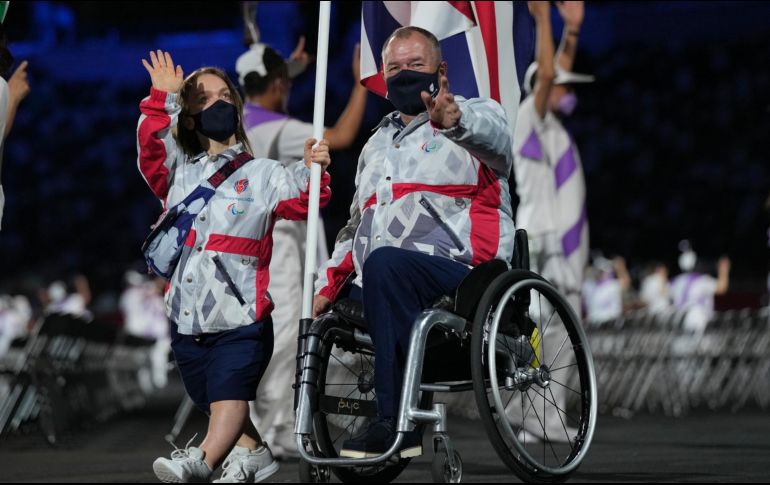 Los abanderados de Gran Bretaña ingresan al estadio durante la ceremonia de apertura de los Juegos Paralímpicos de 2020. AP / S. Kajiyama