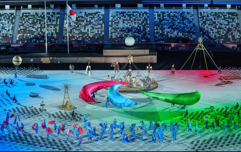 Artistas participan en la ceremonia de apertura de los Juegos Paralímpicos de Tokio 2020 en Tokio, el martes 24 de agosto de 2021. AP / B. Martin