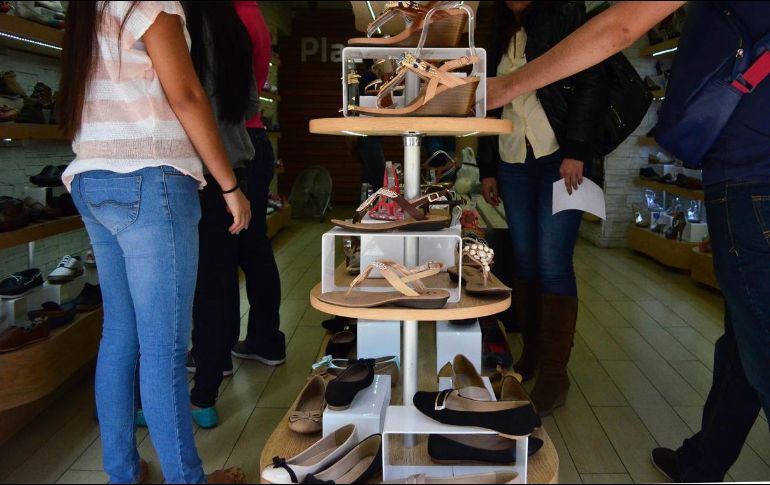 Se resintió la caída de los ingresos en tiendas departamentales y de autoservicio, en venta de calzado, artículos de esparcimiento y productos para el cuidado de la salud. EL IFNORMADOR/Archivo