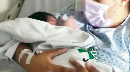 A la recién nacida se le practicaron exámenes que confirmaron que se encontraba en buen estado de salud. Después la llevaron al Hospital “Zoquipan” con su madre. ESPECIAL