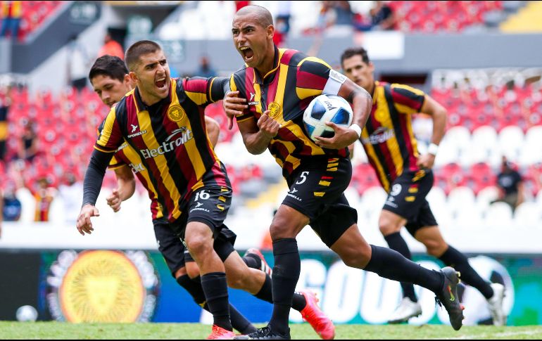 EUFORIA. Desde el manchón penal, el capitán de los Leones, Romario Hernández, empató el cotejo. MAGO7