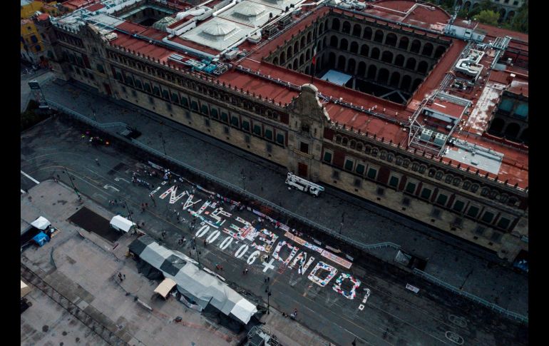 Vista aérea de una protesta frente al Palacio Nacional, en Ciudad de México, en el Día Internacional de las Víctimas de Desapariciones Forzadas. Manifestantes exigieron justicia por las más de 90 mil personas sin encontrar. EFE/M. Hartz