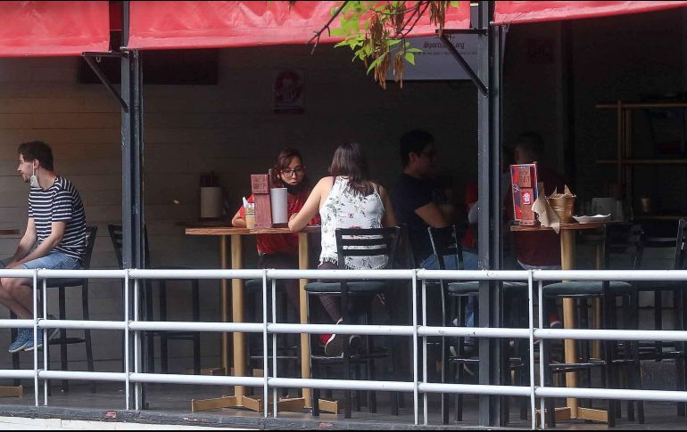 Con el último cambio a las medidas sanitarias en Jalisco, se redujo el aforo de restaurantes y se suspendió la operación de bares y antros. SUN/ARCHIVO