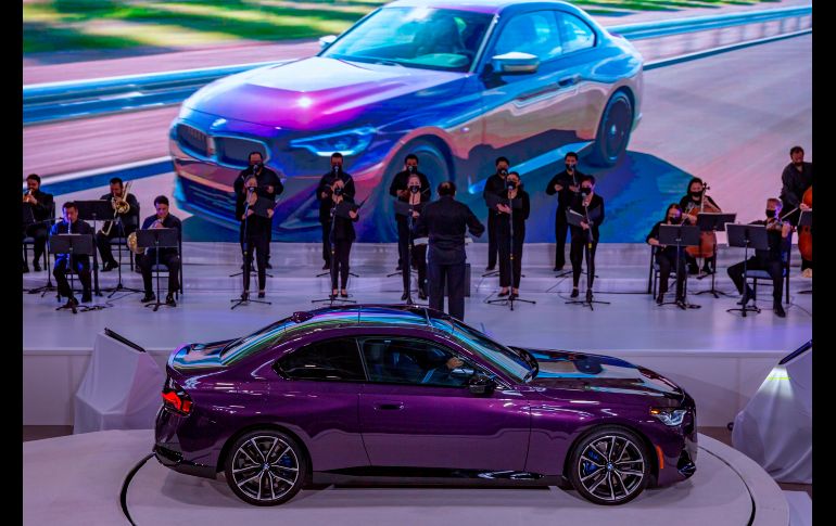 Una banda toca durante el acto inaugural de la producción del nuevo vehículo de BMW. EFE/C. Ramírez