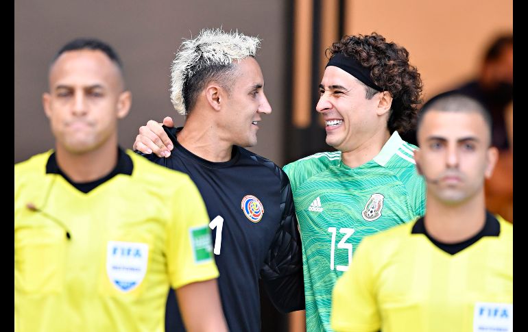 EL ABRAZO. Keylor Navas y Guillermo Ochoa se saludaron afectuosamente antes del inicio del partido. IMAGO7