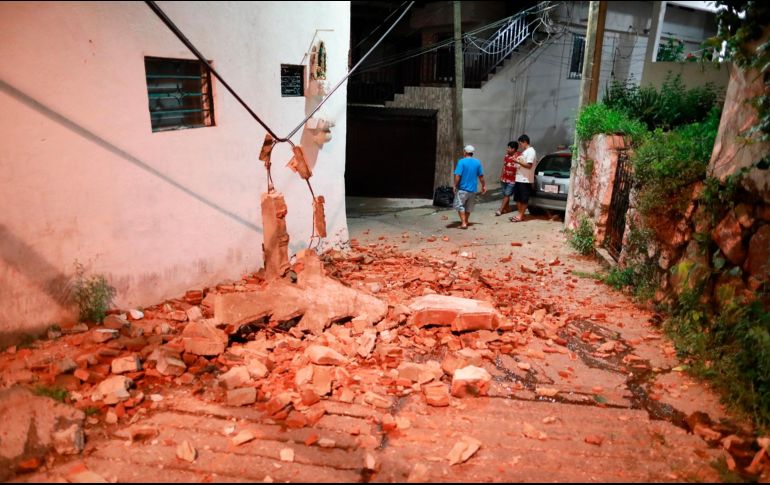 Familias salen de sus viviendas debido al sismo de 7.1 de magnitud en el puerto de Acapulco, Guerrero. EFE / D. Guzmán