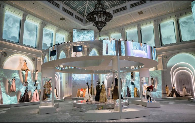 Pasado y presente encontrados. En el museo se recorren los múltiples diseños de Dior. AFP/A, Weiss