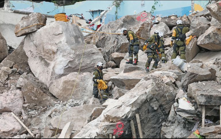 Rescatistas especializados mantienen la búsqueda entre los escombros de tres personas reportadas como desaparecidas. EFE/S. Gutiérrez
