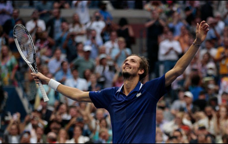 Por fin. Daniil Medvedev sorprendió ayer al mundo con su poderoso servicio, al vencer al número uno del Mundo, Novak Djokovic, en la Final del US Open.AFP