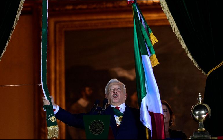El presidente de México lanzó con energía 20 vivas. AFP/P. Pardo