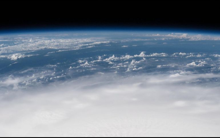 El ozono atmosférico absorbe la luz ultravioleta procedente del sol. Su ausencia supone que la Tierra reciba más radiación de alta energía, que pueda causar daños a las células vivas. EFE / ARCHIVO