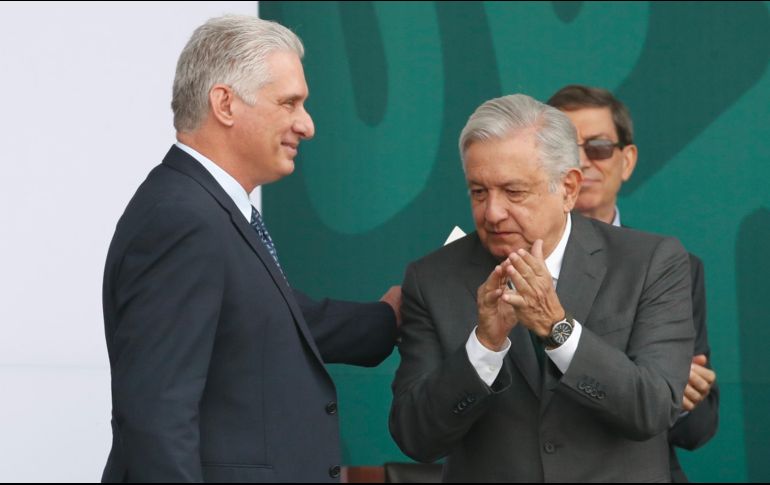 En un hecho inédito, el presidente de Cuba, Miguel Díaz-Canel, fue invitado de honor a la conmemoración del desfile militar del 16 de Septiembre, en donde ofreció un mensaje en la Plaza de la Constitución. EFE / J. Méndez