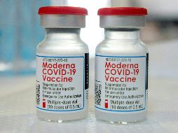 Según los investigadores, la efectividad de la vacuna de Pfizer comienza a disminuir de manera más pronunciada que la de Moderna. AFP / ARCHIVO