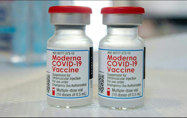 Según los investigadores, la efectividad de la vacuna de Pfizer comienza a disminuir de manera más pronunciada que la de Moderna. AFP / ARCHIVO