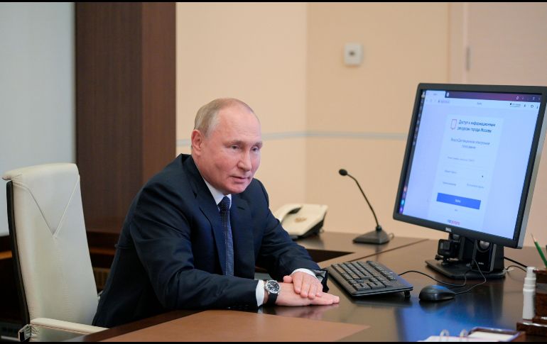 “¡Hagan su elección!”, dijo Putin tras depositar su voto de manera electrónica en el despacho de su residencia en Novo-Ogariovo. EFE/A. Druzhinin