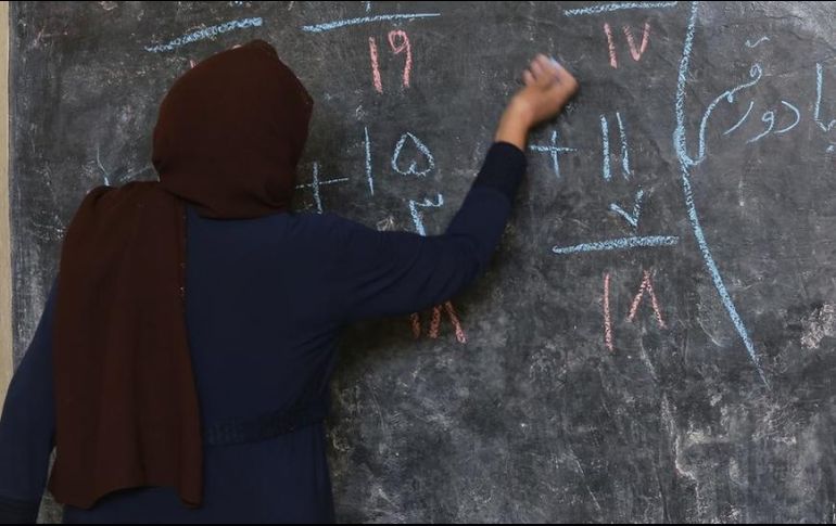 Una profesora en un aula afgana (imagen de archivo). GETTY IMAGES /