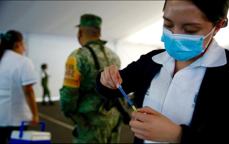 Una enfermera prepara una dosis de la vacuna contra el COVID-19, en la Ciudad de México. EFE/C. Ramírez