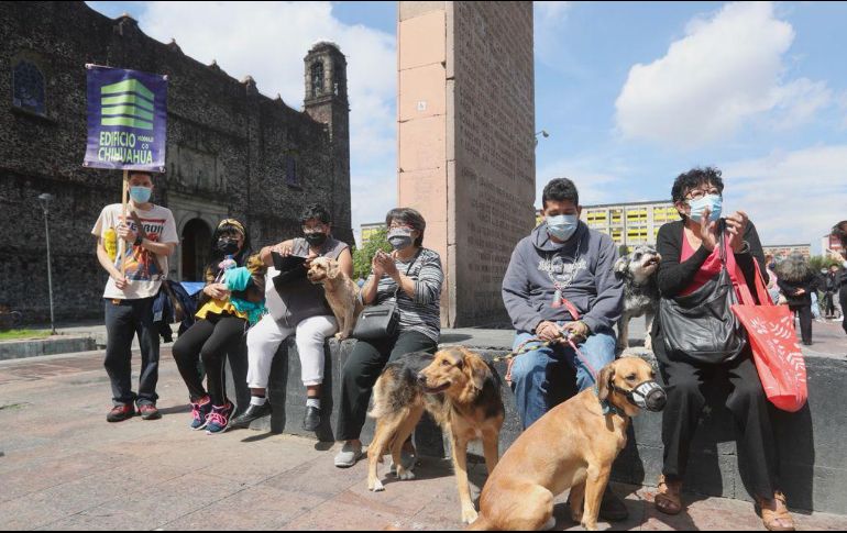 Familias participan con sus mascotas en el Simulacro en la Plaza de las Tres Culturas en Tlatelolco este 19 de septiembre del 2021. SUN / V. Rosas