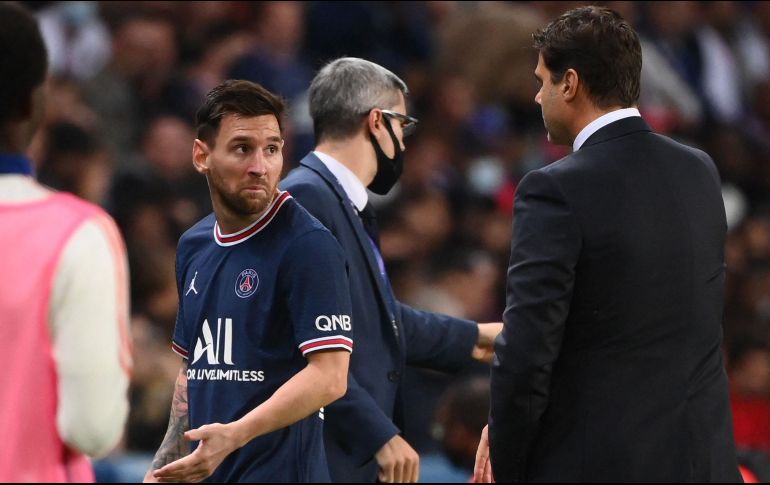 Tensión. Aunque Messi fue aclamado y aplaudido en el Parque de los Príncipes, pareció que le hizo un desplante a Mauricio Pochettino al salir de cambio. AP/ F. Mori