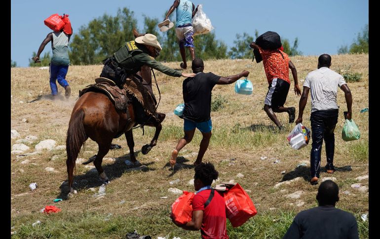 Los migrantes haitianos cruzan desde Del Río, Texas, a Ciudad Acuña, Coahuila, para comprar alimentos. Un agente intercepta a un migrante que intenta reingresr a Texas. AFP/P. Ratje AFP/P. Ratje