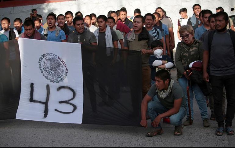 Normalistas se protestan para exigir justicia por los 43 estudiants de Ayotzinapa en Chilpancingo, Guerrero. EFE/J. De La Cruz
