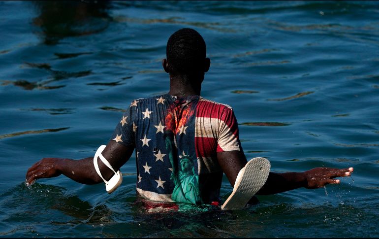 Un migrante haitiano cruza el Río Bravo para regresar a Ciudad Acuña y evitar la deportación desde los Estados Unidos. AP / F. Llano